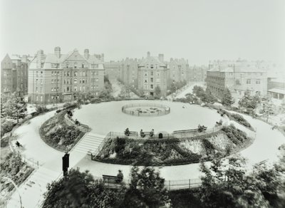 Boundary Estate: Arnold Circus, uitzicht op openbare tuinen en flats, Londen door English Photographer