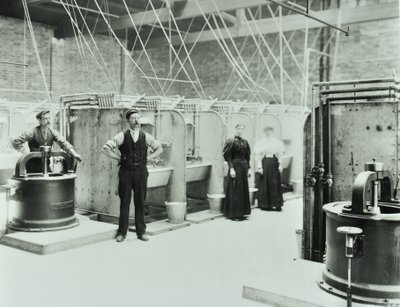 Boundary Street: interieur van wasruimte, mensen werken met machines, Londen, 1897 door English Photographer
