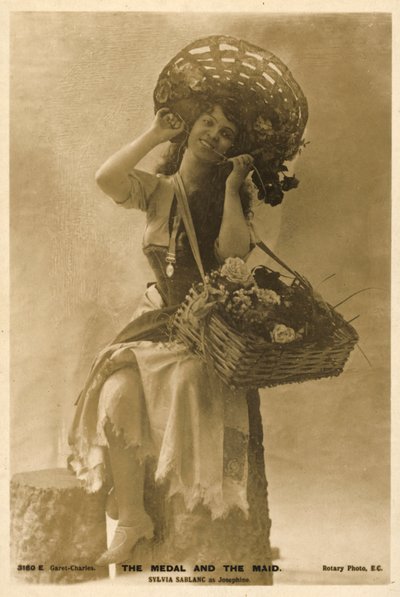 Britse actrice Sylvia Sablanc als Josephine in The Medal and the Maid door English Photographer