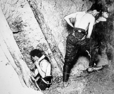 Britse geniesoldaten van de Royal Engineers mijnen Messines Ridge bij Ieper, juni 1917 door English Photographer