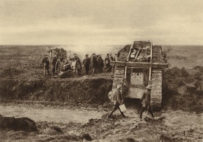 Brits tanksquadron passeert artillerieposities bij Graincourt op weg om Bourlon Wood aan te vallen, Slag bij Cambrai, Frankrijk, Eerste Wereldoorlog, november 1917 (zwart-wit foto) door English Photographer