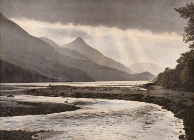 Broeiende storm boven de Pap van Glencoe door English Photographer