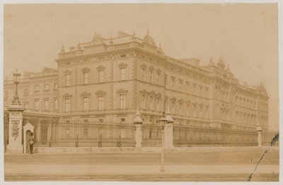 Buckingham Palace, 1876 door English Photographer