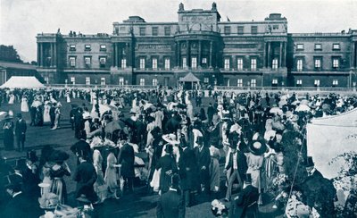 Tuinfeest in Buckingham Palace, 1911 door English Photographer