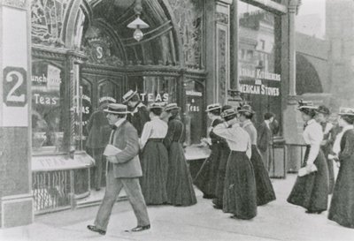 Tuinfeest in Buckingham Palace, 1911 door English Photographer