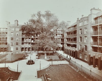 Caledonian Road Buildings: uitzicht op binnenplaats, tuinen en flats, Londen door English Photographer