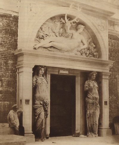 Centrale deur van het Renaissancehof door English Photographer