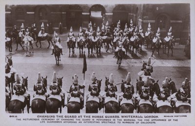 Wisseling van de wacht, Horse Guards, Whitehall, Londen door English Photographer