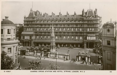 Charing Cross Station en Hotel, Strand, Londen door English Photographer