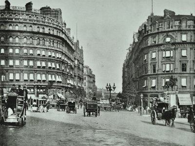 Charing Cross, Westminster: Northumberland Avenue vanaf Trafalgar Square en Charing Cross, 1890 door English Photographer