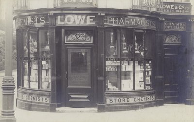 Charles Lowe & Co Apotheek, Newbury, Berkshire door English Photographer