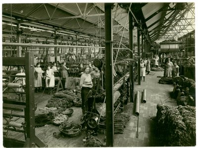 Chenille opwinden, tapijtfabriek, 1923 door English Photographer