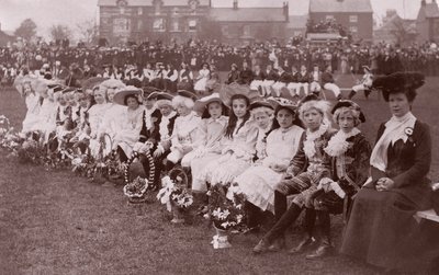 Kinderen in verkleedwedstrijd, ca. 1910 door English Photographer
