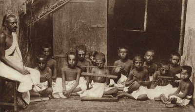 Kinderen en hun leraar in een school in India (zw/w foto) door English Photographer