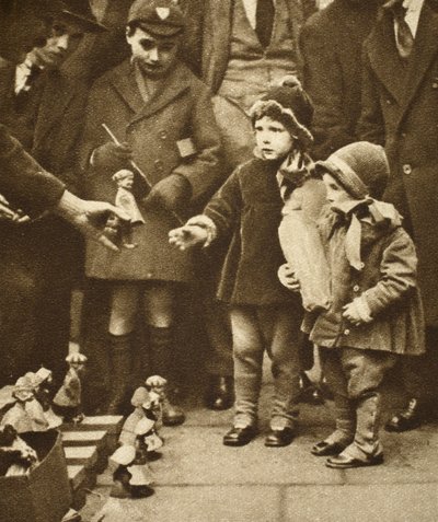 Kinderen verdringen zich rond een straatverkoper, Holborn door English Photographer