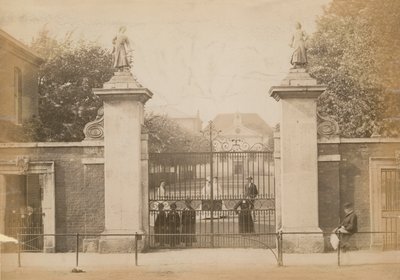 Kinderen staan te kijken door het schoolhek door English Photographer