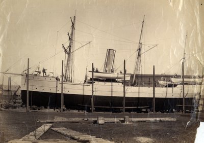 Chinese belastingkruiser "Li Kin" of haar zusterschip "Kai Pan" op de helling klaar voor lancering, 1888 door English Photographer