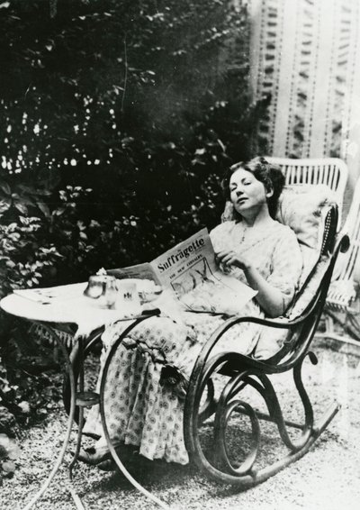 Christabel Pankhurst (1881-1969) leest een exemplaar van The Suffragette, ca. 1905-14 door English Photographer