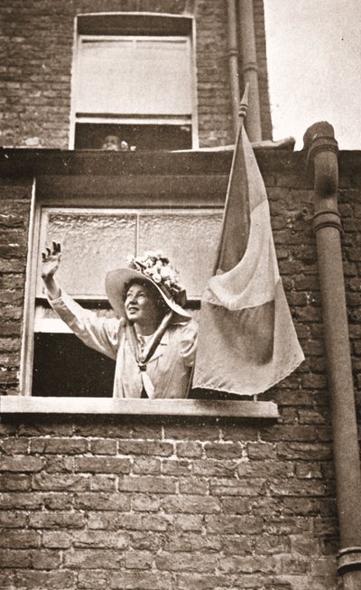 Christabel Pankhurst zwaait naar de hongerstakers vanuit een huis met uitzicht op de Holloway-gevangenis door English Photographer