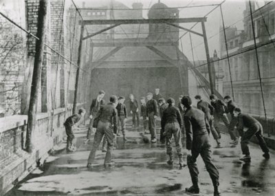 Voetbalveld van de stadsschool in 1902 door English Photographer