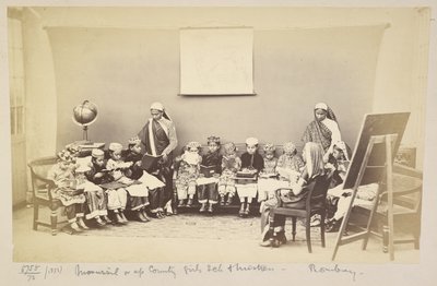 Klas met juffrouw in een mofussil of plattelandse meisjesschool, Bombay, ca. 1873 (zwart-wit foto) door English Photographer