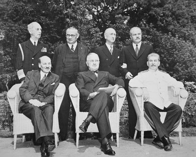 Clement Attlee (1883-1967) President Harry S. Truman (1884-1972) en Joseph Stalin (1879-1953) op de Conferentie van Potsdam door English Photographer