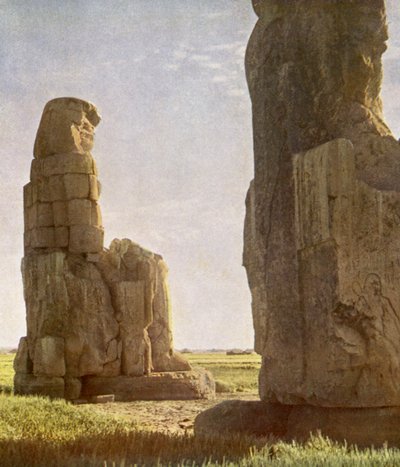 Kolossen van Memnon bij dageraad door English Photographer