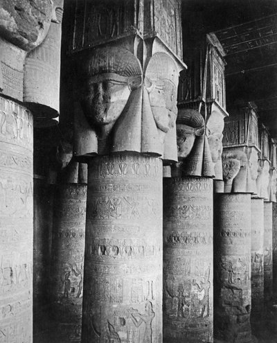 Zuilen in de Tempel van Hathor, ca. 1904-05 door English Photographer