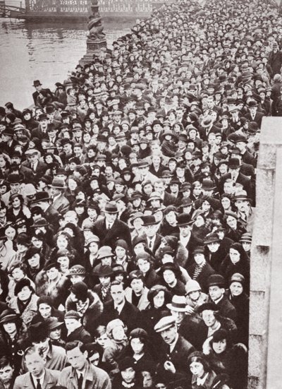 Mensen wachten op toegang tot Westminster Hall tijdens het opbaren van George V, 1936 door English Photographer