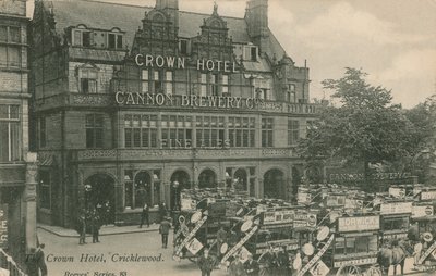 Crown Hotel, Cricklewood door English Photographer