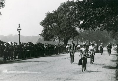 Fietsen in Hyde Park, ca. 1895 door English Photographer