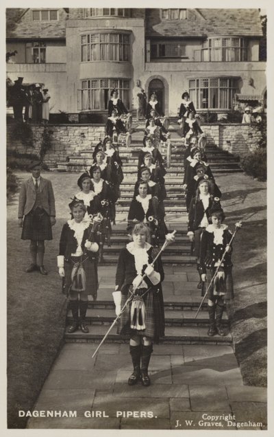 Dagenham Girl Pipers, Essex door English Photographer