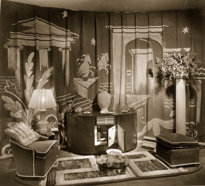 Decoratieve handelsstand op Dorland Hall met hangende textiel, 1940s door English Photographer