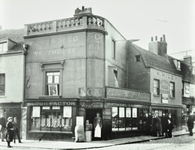 Deptford Broadway: straattafereel met winkelpuien, Londen, 1897 door English Photographer