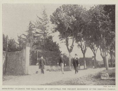 Detectives bewaken Villa Marie in Carpentras, de huidige residentie van de familie Dreyfus door English Photographer