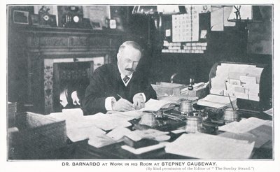 Dr Barnardo aan het werk in zijn kamer aan Stepney Causeway door English Photographer