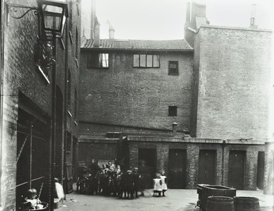 Dufferin Street: Costermongers Buildings, Londen, 1896 door English Photographer