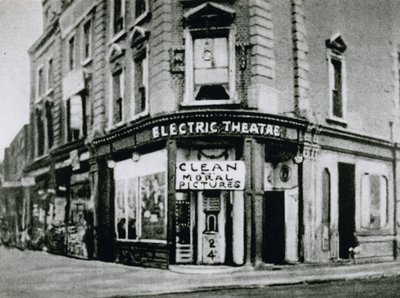 Vroege Flea-Pit bioscoop, het Nelson Electric Theatre in de Old Kent Road, met schone morele films door English Photographer