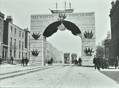 East India Dock Road: tijdelijke boog, Victoria Diamond Jubilee, 1897 door English Photographer
