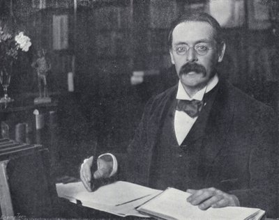 Edmund Gosse in zijn studeerkamer (zw/w foto) door English Photographer