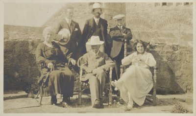 Edward Hudson en Vrienden, Lindisfarne, ca. 1918 (gelatinedruk) door English Photographer