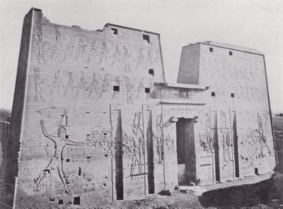 Egypte: Pyloon van de Tempel van Edfu door English Photographer