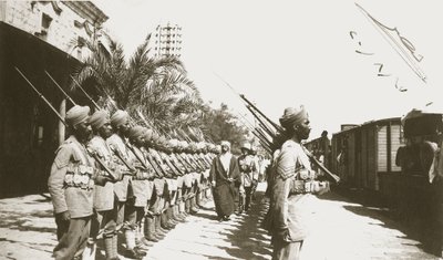 Emir Faisal op station Lydda, Palestina, met Sir Herbert Samuel, 1920 door English Photographer