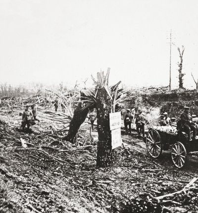 Ingenieurs repareren smalspoorwegen nabij Hangard, beschadigd door granaatvuur tijdens de strijd om Amiens, 1918 door English Photographer