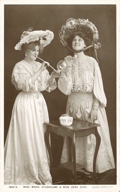 Engelse toneelactrices en zangeressen, Zena Dare en Marie Studholme door English Photographer