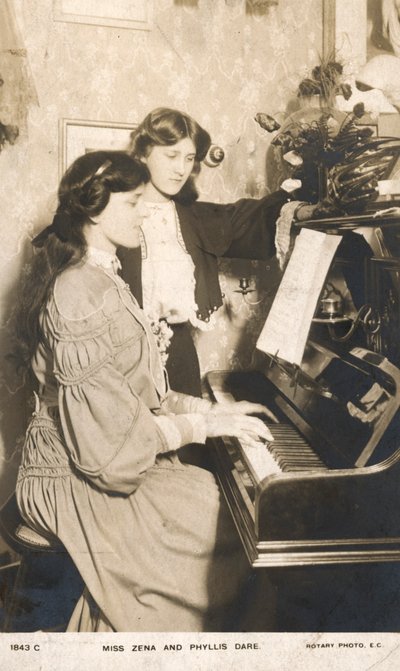 Engelse toneelactrices en zangeressen, Zena Dare en haar zus Phyllis Dare door English Photographer