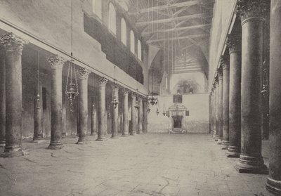 Ingang van de Geboortekerk, gebouwd op de plaats waar Christus werd geboren door English Photographer