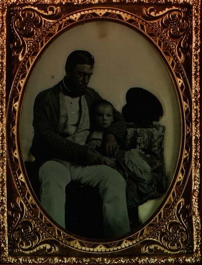 Vader en kind, ca. 1850 door English Photographer