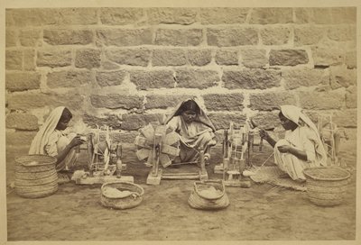 Vrouwelijke gevangenen die katoen spinnen in de gevangenis van Karachi. Fotograaf: Michie en Company ca. 1873 door English Photographer