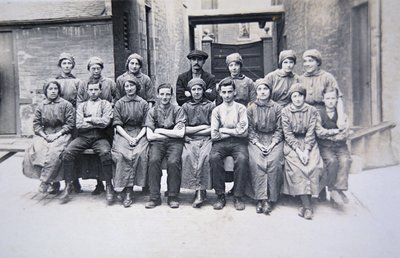 Vrouwelijke arbeiders in het Woolwich Arsenal, Londen door English Photographer